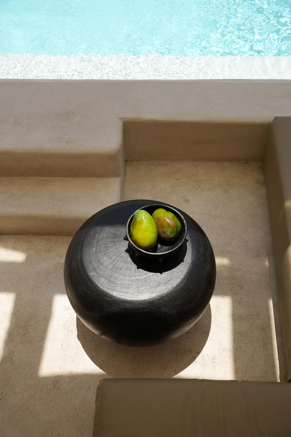 Miniature : Table d'appoint ronde en bois noir