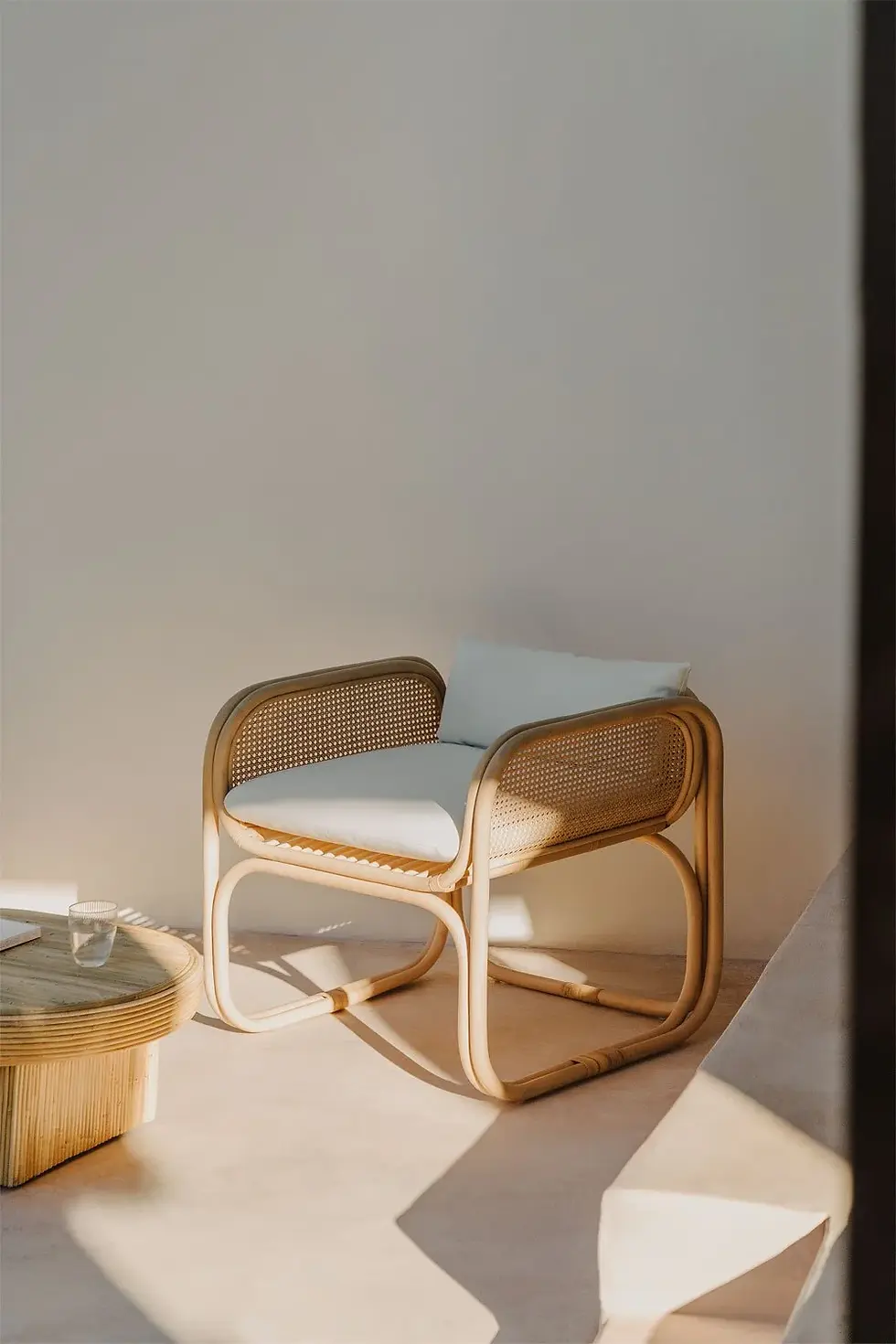 Fauteuil en rotin et cannage avec coussin blanc crème
