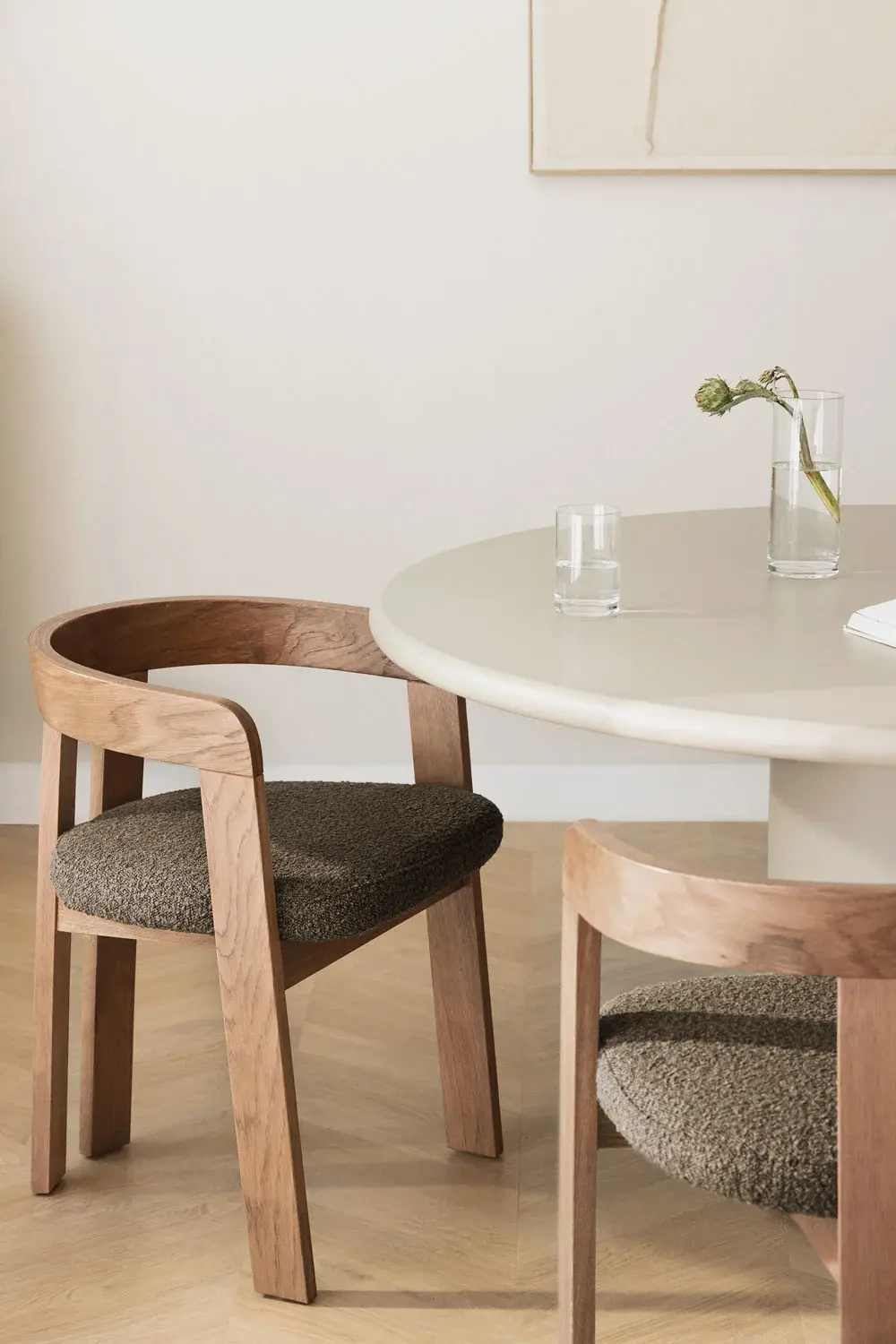 Chaise en chêne avec accoudoirs et tissu bouclette brun