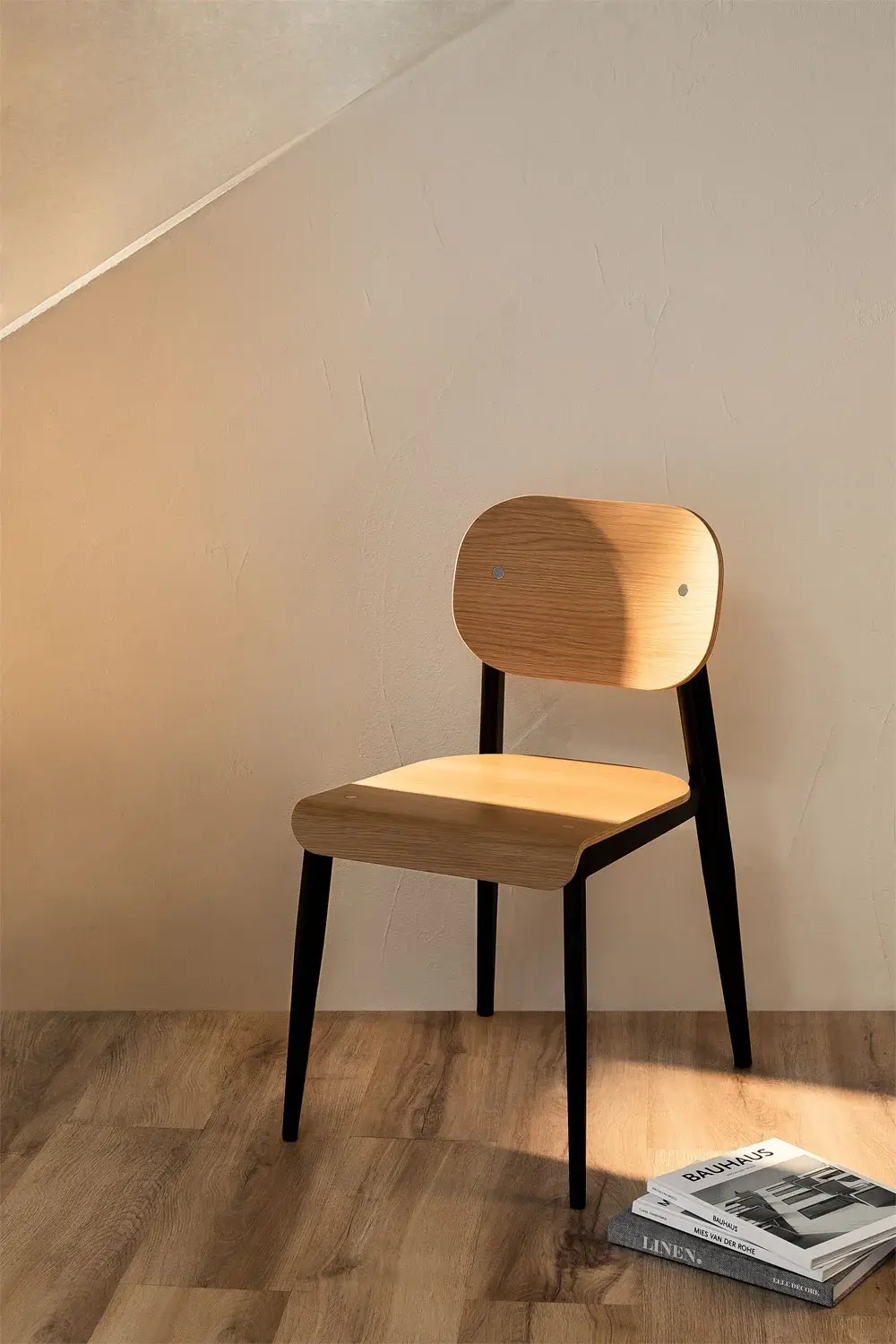 chaise de salle à manger en placage de chêne et métal noir