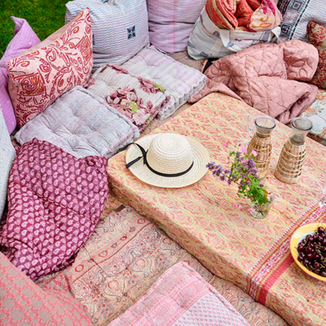 pique nique dans les champs avec décoration de table rose