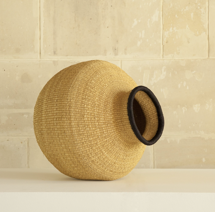 panier fait main au Ghana coloris naturel bord noir