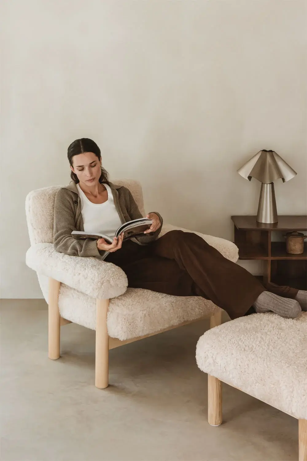 Fauteuil avec repose-pieds en bois et tissu peluche