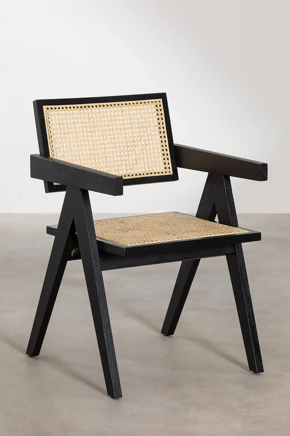 chaise en bois de frêne noir avec accoudoirs, assise et dossier en cannage