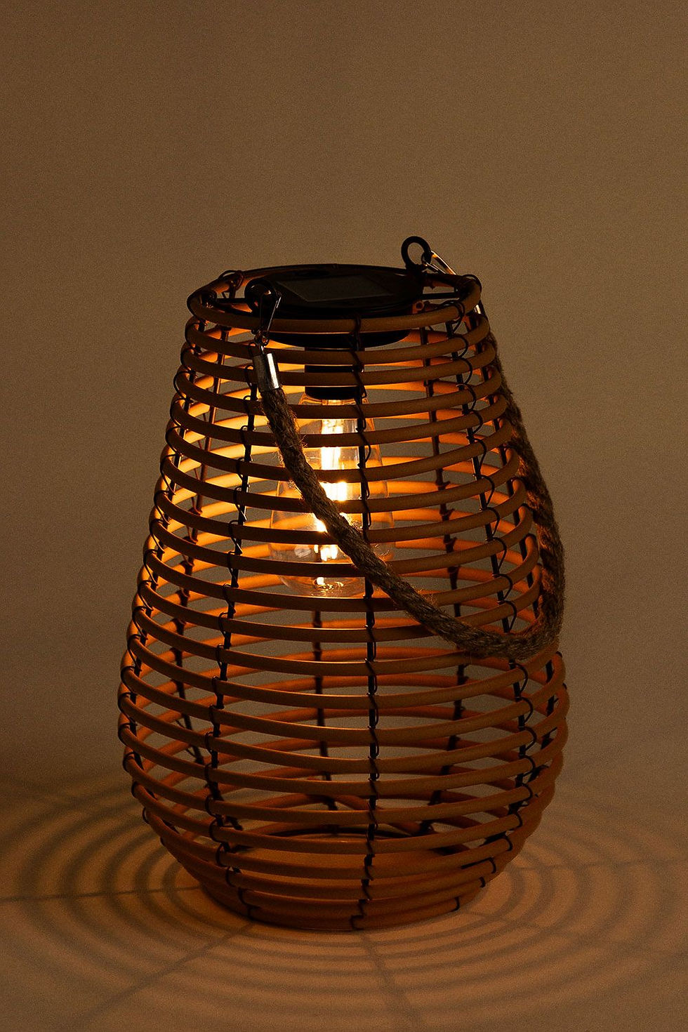 lanterne solaire en rotin synthétique