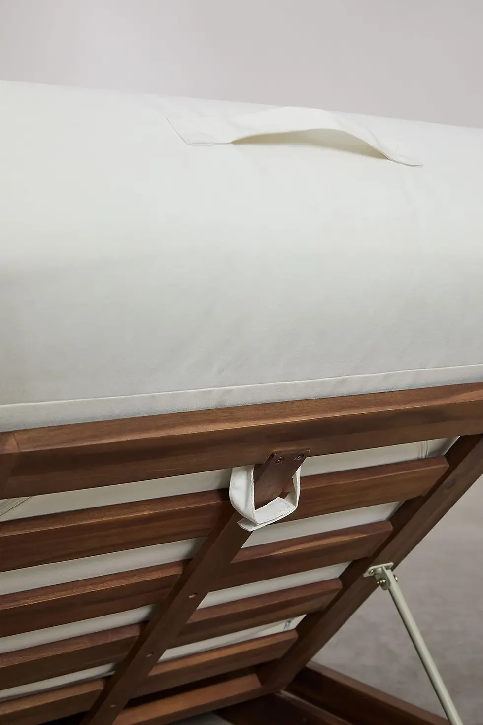 Miniature : Transat inclinable en acacia avec coussin blanc