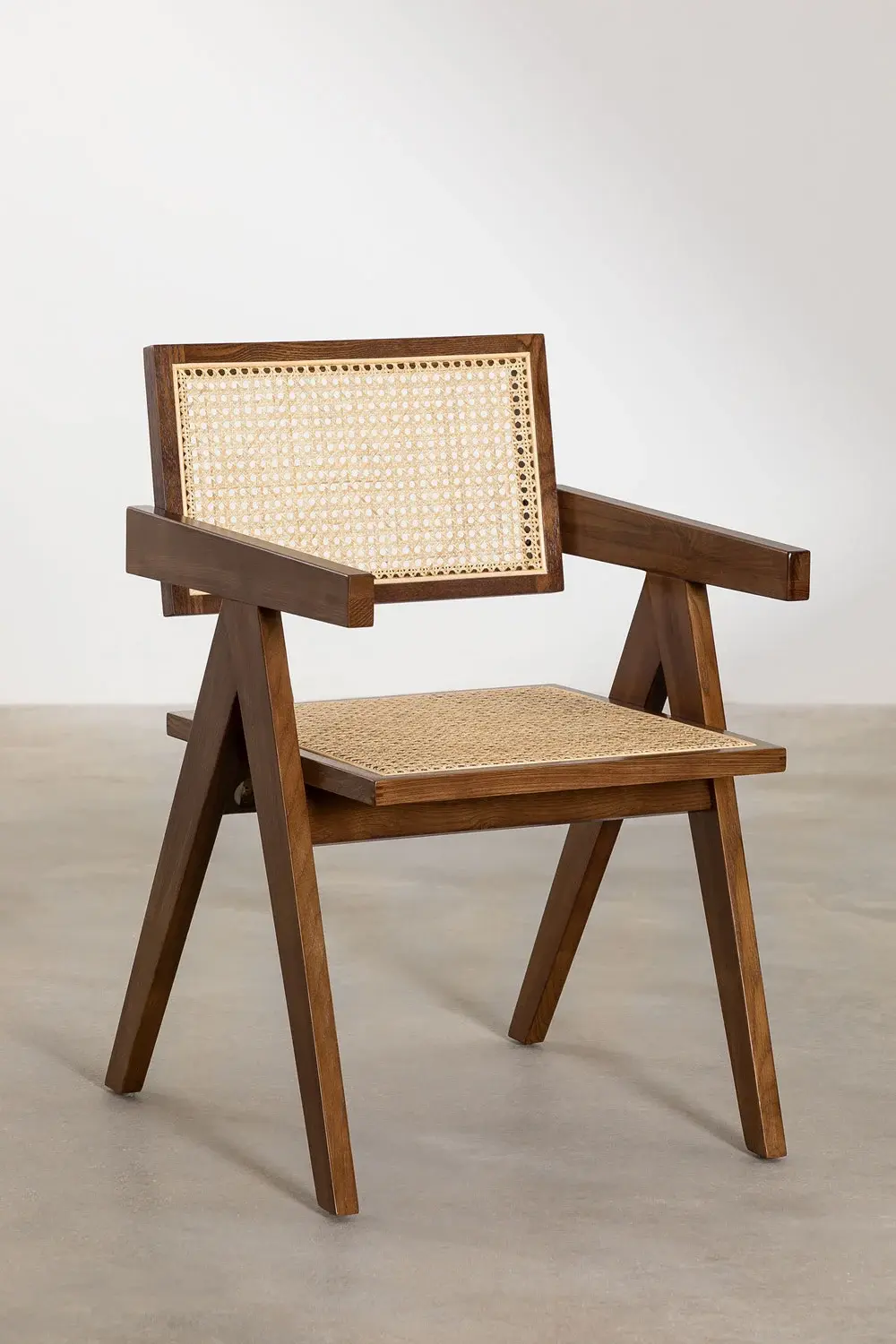 chaise en bois de frêne foncé avec accoudoirs, assise et dossier en cannage