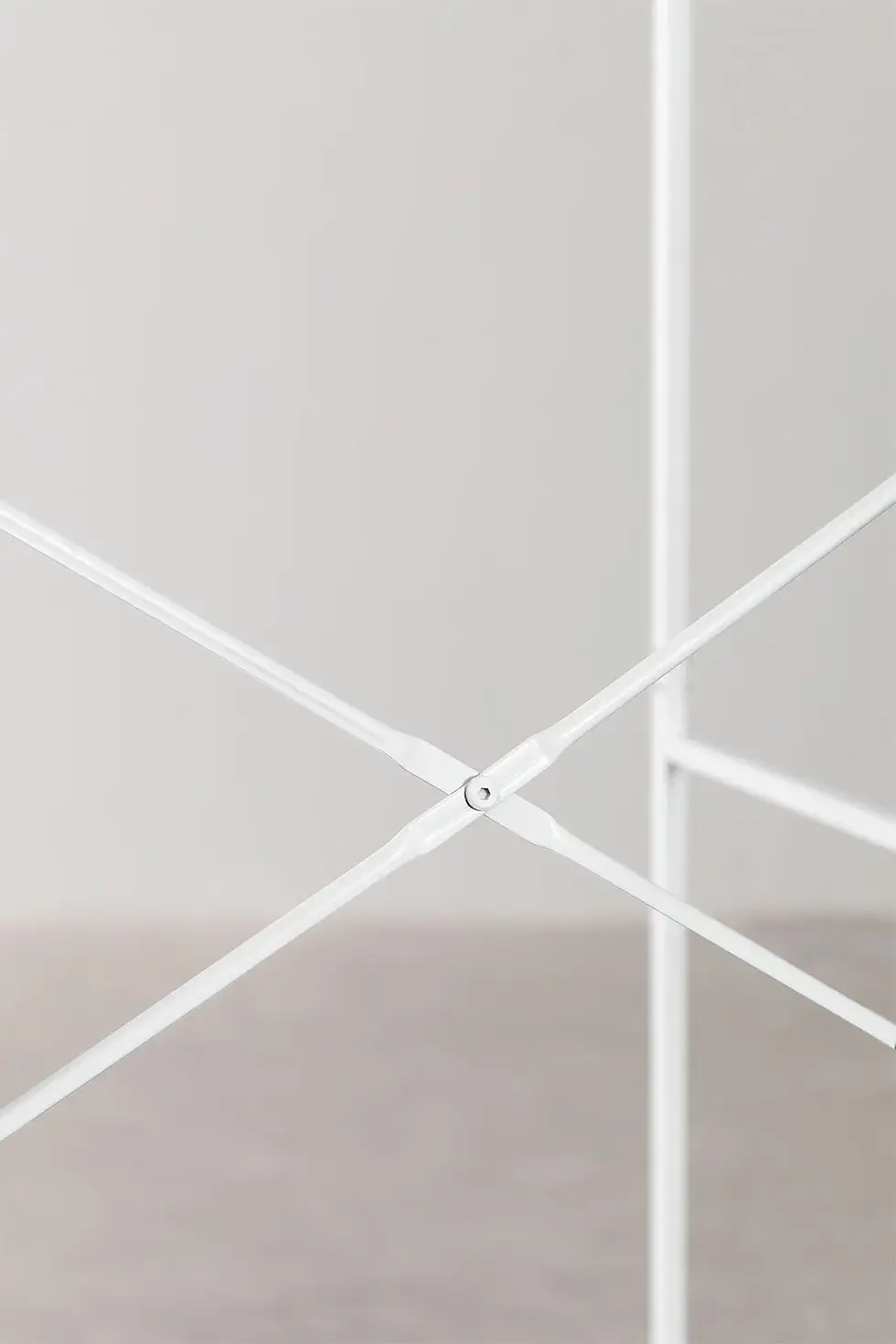 Miniature : Porte-vêtement avec étagères en bois et métal blanc.