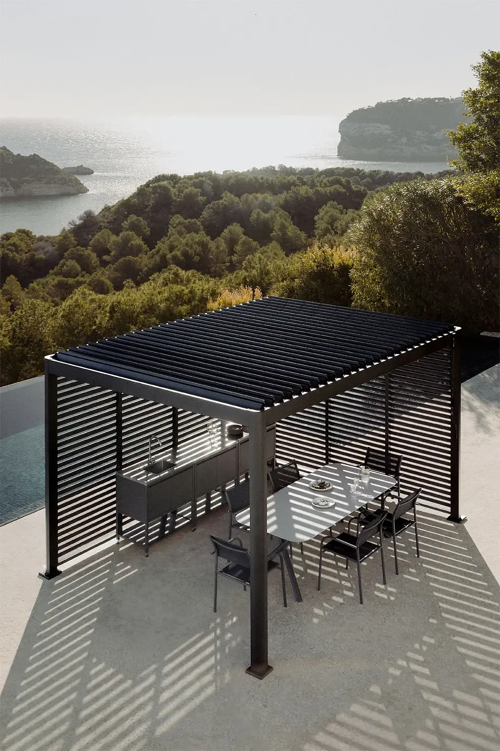 Pergola bioclimatique avec lames et panneaux en aluminium gris
