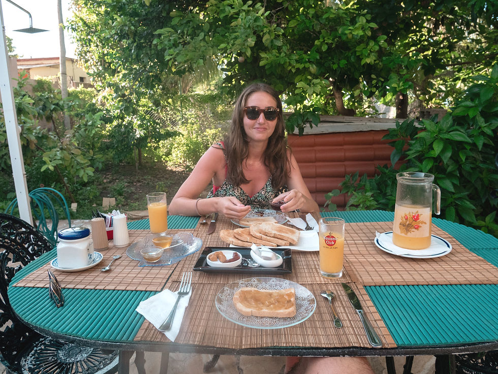 Colazione nel giardino della casa particular a Varadero