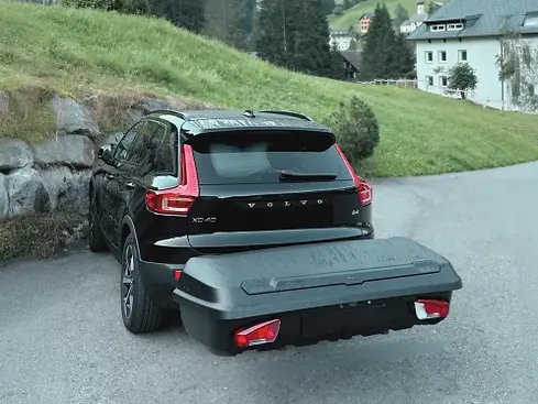 Volvo XC40 mit Mietbox in alpiner Umgebung – unterwegs mit LMF Rental.webp