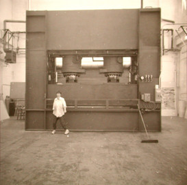 Yvonne Jacquette in front of the Big Press in Emeryville, CA 1985. Photo: © 1985 Richard Tullis