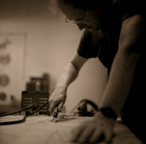 Richard Bosman carving woodblocks at Experimental Printmaking  1983. Photo: © 1983 Richard Tullis