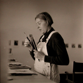 Margit Lewchuk selecting brushes to paint the next printing plate 1987. Photo: © 1987 Richard Tullis