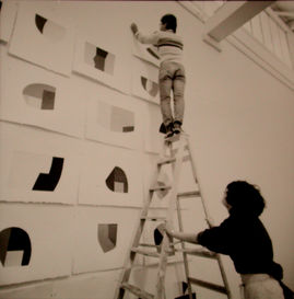 Emanuele Cacciatore practices ladder safety while starting another row of prints for Catherine Lee 1987. Photo: © 1987 Richard Tullis