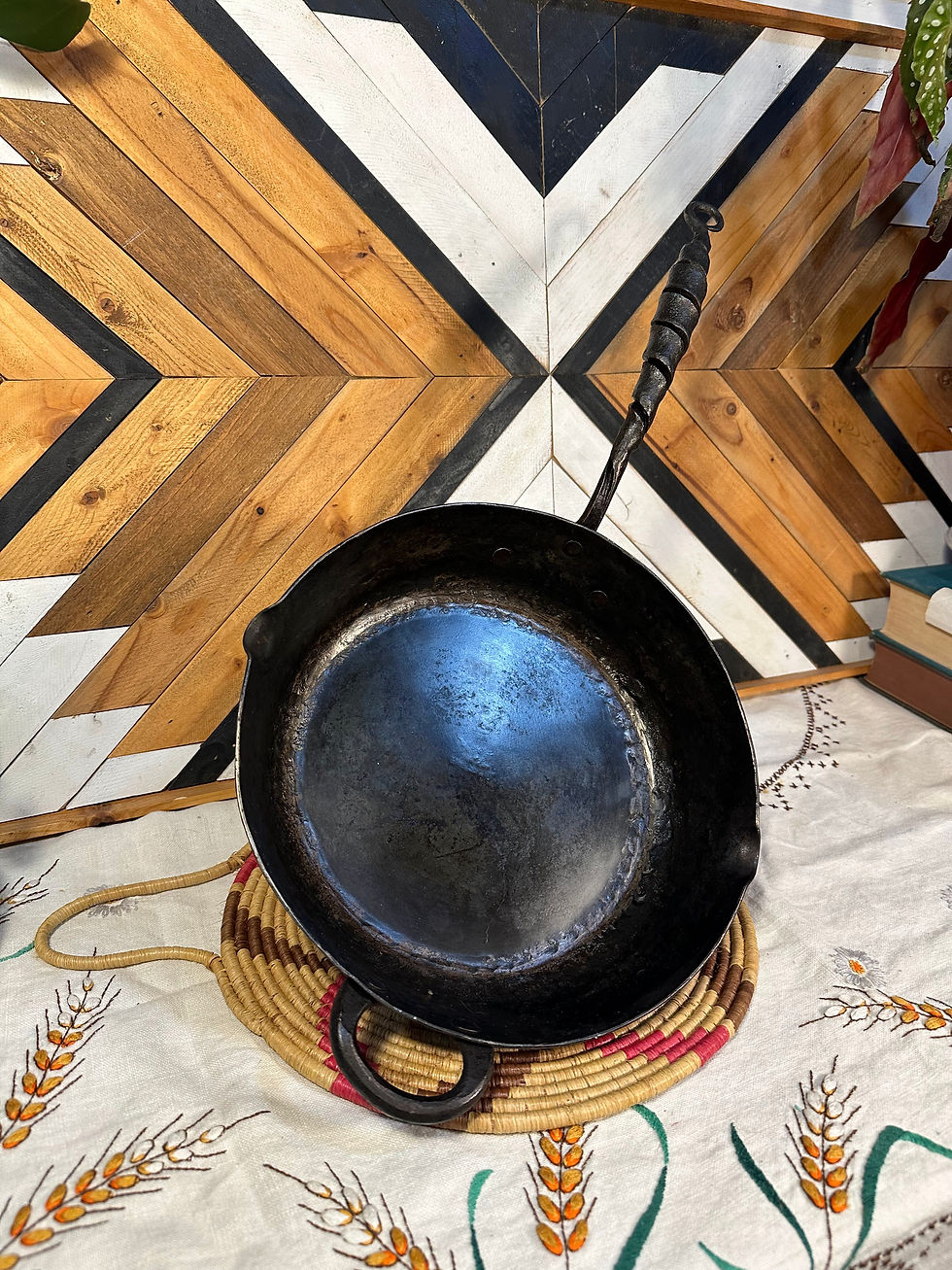 Thumbnail: 9.5" skillet - twisted handle