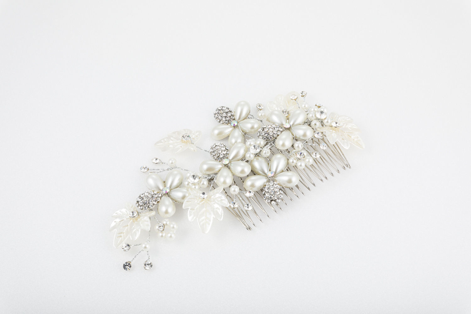 Decorative hair comb with pearls and crystals