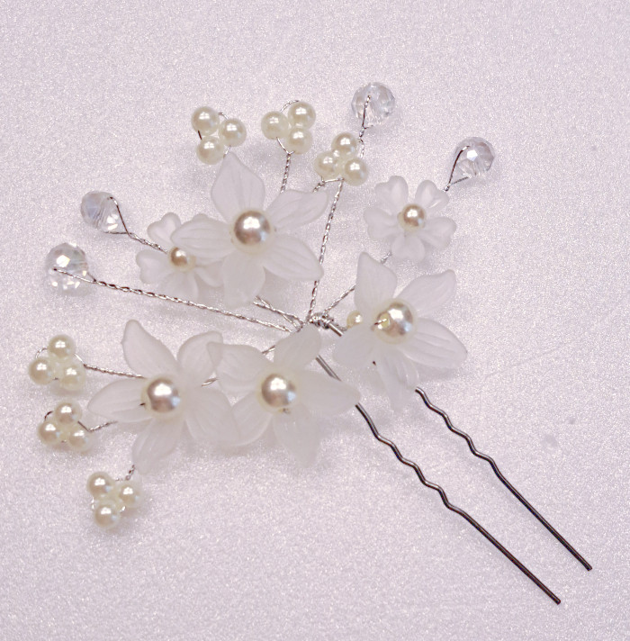 White flower and pearl hair pin