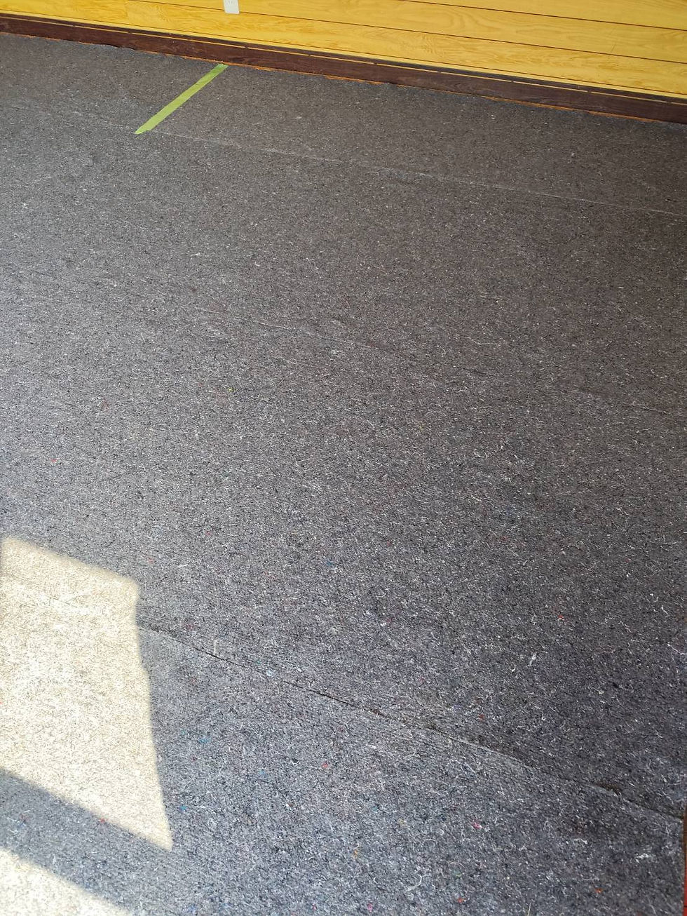 床一面に敷き詰められたフェルト