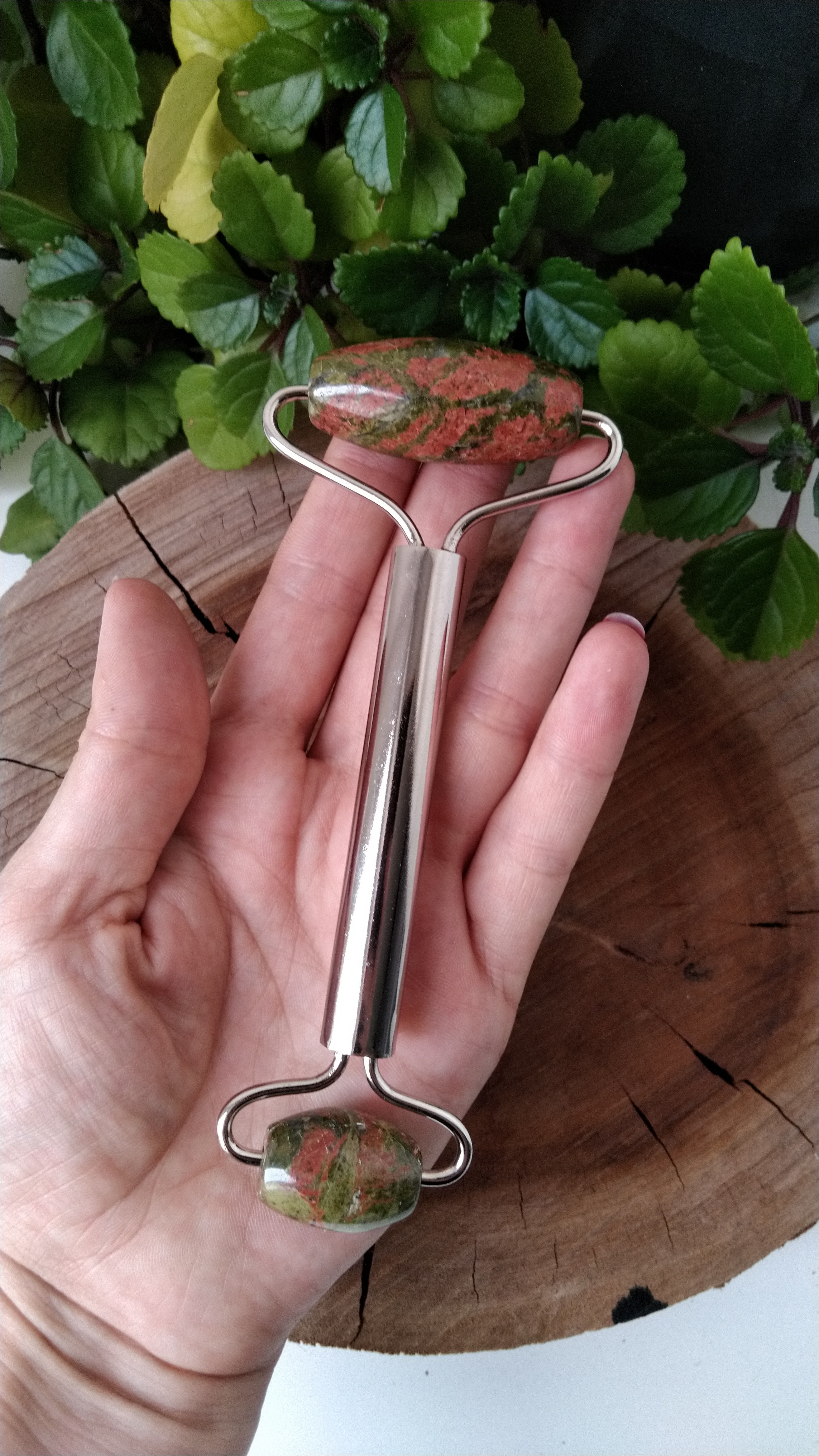 Rolinho massageador de Jaspe Unakita cabo de metal l