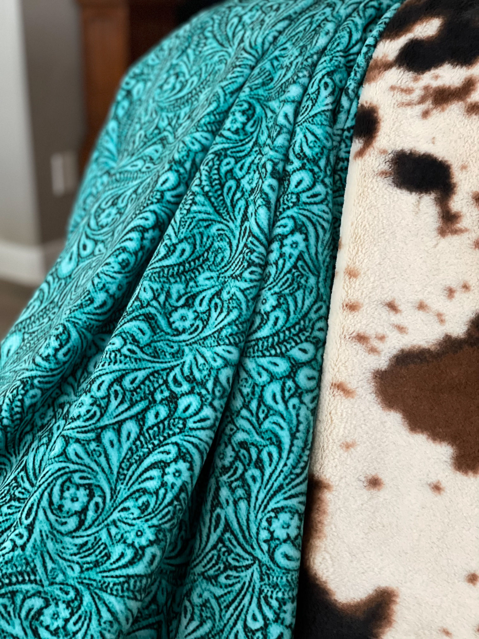 CARVED LEATHER TURQUOISE • PONY IVORY BROWN