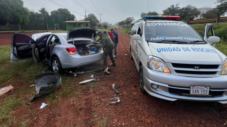 ITAPÚA: Choque entre vehículos en la Ruta PY06 en María Auxiliadora deja solo daños materiales.