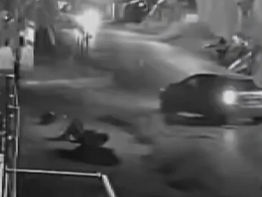 Auto choca una moto y huye, dejando un muerto y un herido