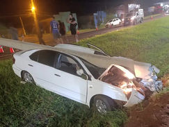 Columna es derribada y deja daños a tres vehículos tras maniobra imprudente en Minga Guazú