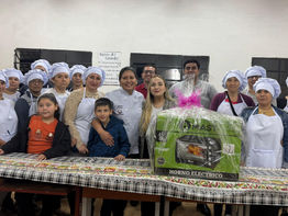 Rosanna Sosa donó horno eléctrico para curso de cocina e incentivó a mujeres a emprender
