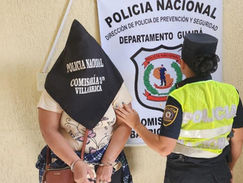 Arrestada por hurtar shampoo y enjuague: Ocultó los productos entre su ropa para llevárselos sin pagar