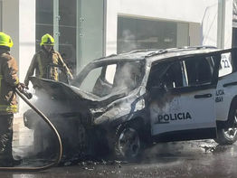 Fuego consume patrullera en la vía pública en Pedro Juan Caballero