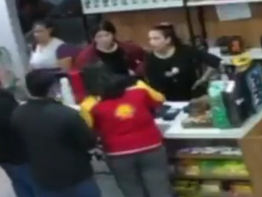 Imputan a docente por manosear a trabajadora de una estación de servicios