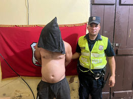 Padre golpeador fue aprehendido por la Policía: Golpeó a su hijo menor y a su pareja, según el informe policial