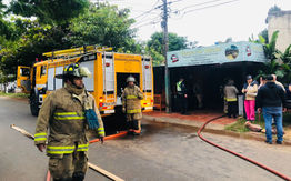 Incendio de vivienda en Ybaroty: Vecinos y bomberos voluntarios ayudaron a sofocar las llamas