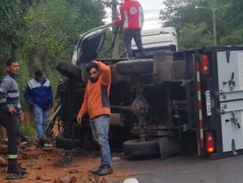 Camión vuelca tras chocar contra el cordón de un paseo central en Villa Elisa