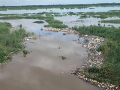 Basura se acumula en el río Paraguay tras liberarse aguas de un arroyo en Concepción