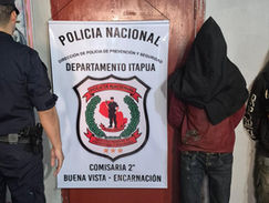 ENCARNACIÓN: Detienen a dos personas buscadas por hurto cerca del Mercado Municipal de Encarnación.