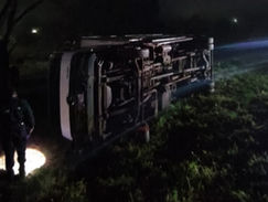 ITAPÚA: Camión de encomiendas terminó volcado sobre la Ruta PY06 en Capitán Miranda.