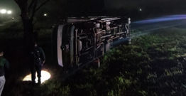 ITAPÚA: Camión de encomiendas terminó volcado sobre la Ruta PY06 en Capitán Miranda.