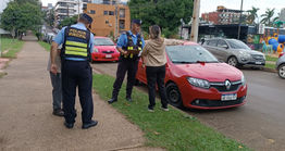 ENCARNACIÓN: Colisión entre automóvil y camión genera daños en pleno centro de Encarnación.