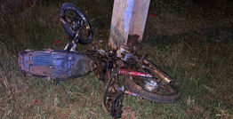 ITAPÚA: Motociclista sufre graves lesiones tras chocar contra columna de la ANDE en Edelira.