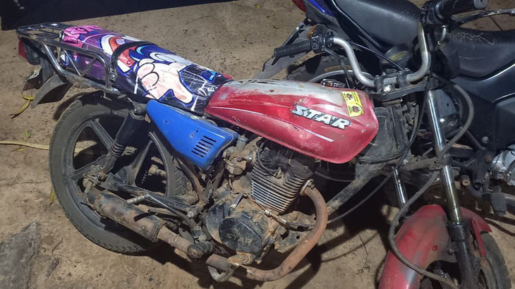 Motochorros asaltaron a una mujer: Una pareja interceptó a la víctima y le robó la cartera