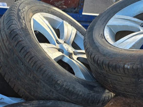 ITAPÚA: Atrapan a ladrón de llantas tras persecución en el Barrio San Francisco de Cambyreta. 