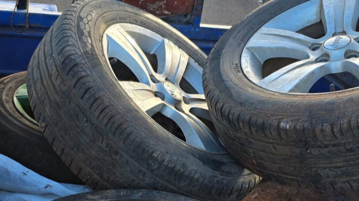 ITAPÚA: Atrapan a ladrón de llantas tras persecución en el Barrio San Francisco de Cambyreta. 