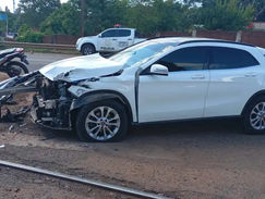 Encarnación: Auto se queda sobre las vías y sufre impacto por el Tren binacional