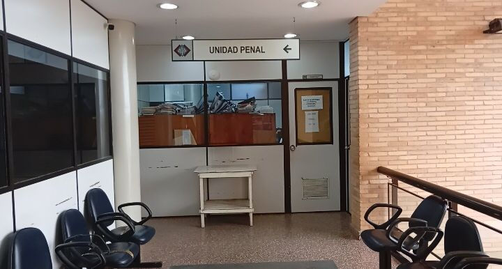 Fiscalía descarta abuso sexual: Joven dijo que relación con policía fue consentida