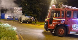 ENCARNACIÓN: Vehículo sufre incendio parcial en Encarnación