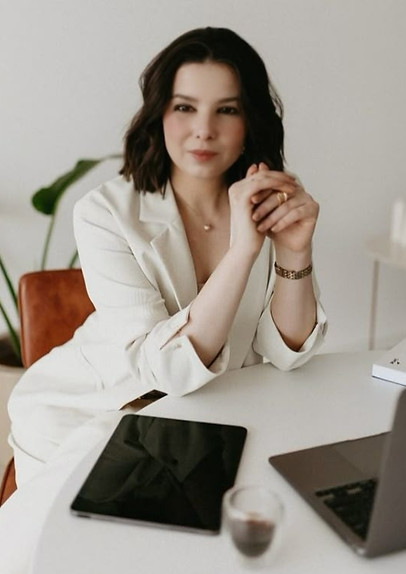 Arquiteta Evelin Oliver especialista em projetos de arquitetura e interiores residenciais, comerciais e cosporativos