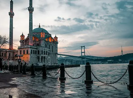 Stunning waterfront view of the Baroque-style Ortaköy Mosque and Bosphorus Bridge, a scenic spot for Casa Rosa Suites visitors.
