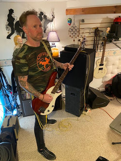 Andy Beilman(Bass & Vocals)